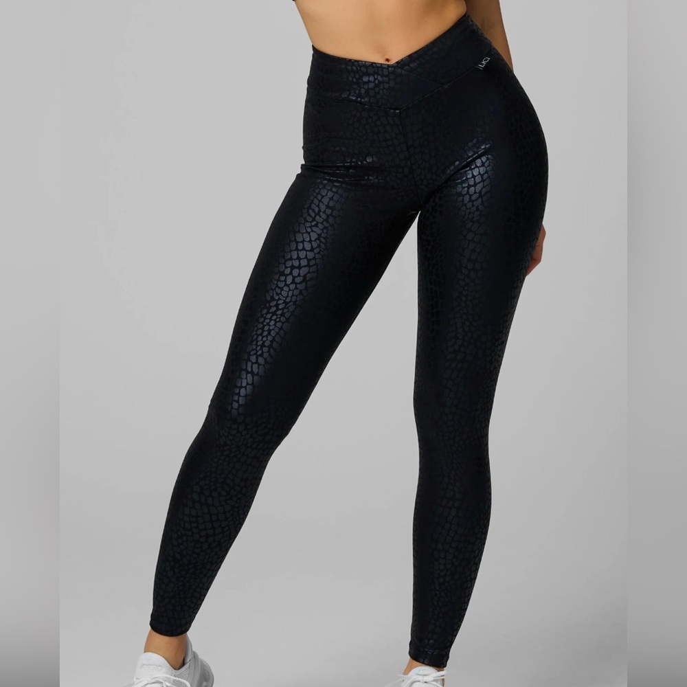 Black Textured V-cut Scrunch Leggings